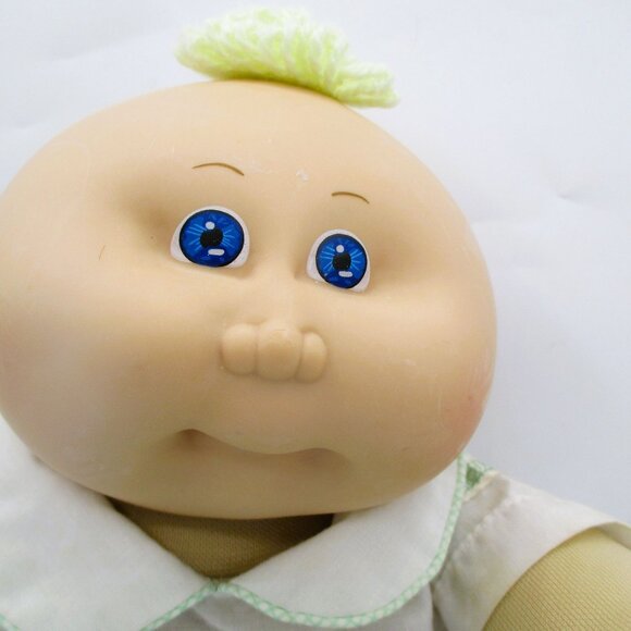 Vintage 1985 Cabbage Patch Kid Doll Yellow Tuft Blue Eyes Green White Outfit - Picture 4 of 10
